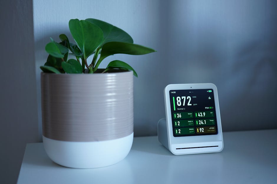 Interno di una casa intelligente moderna con dispositivi connessi